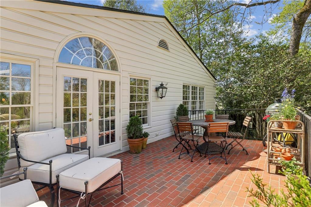 1922 Greystone Road NW