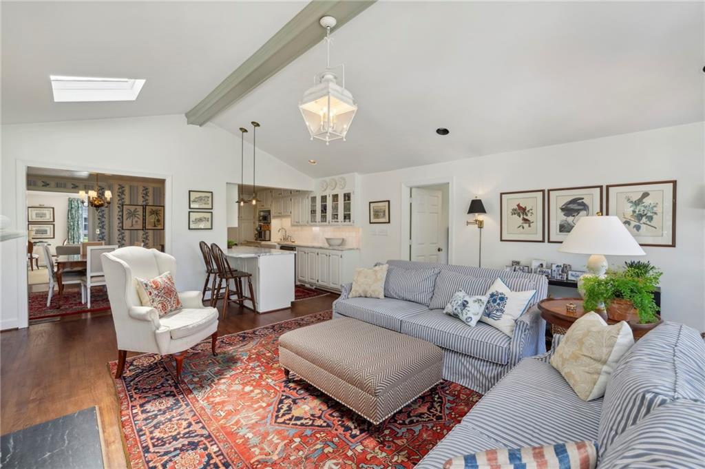 1922 Greystone Road NW