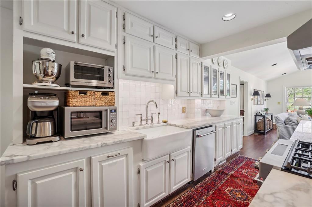 1922 Greystone Road NW