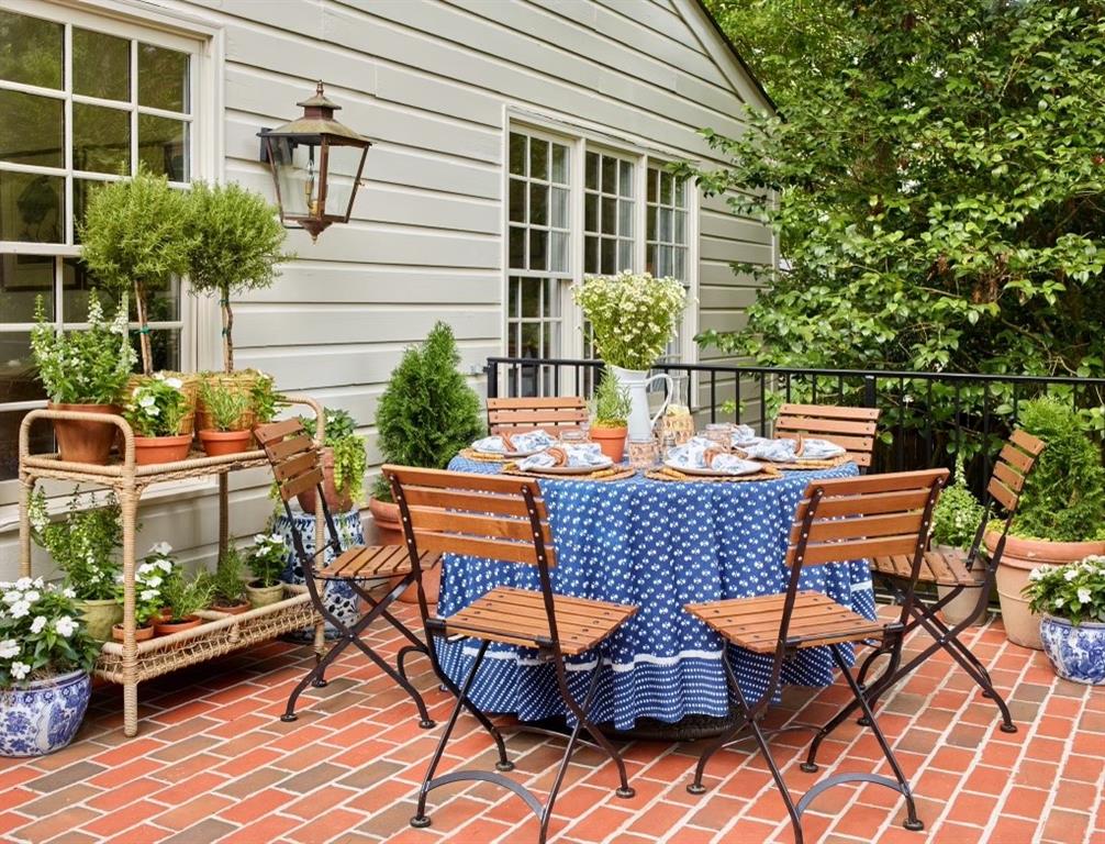 1922 Greystone Road NW