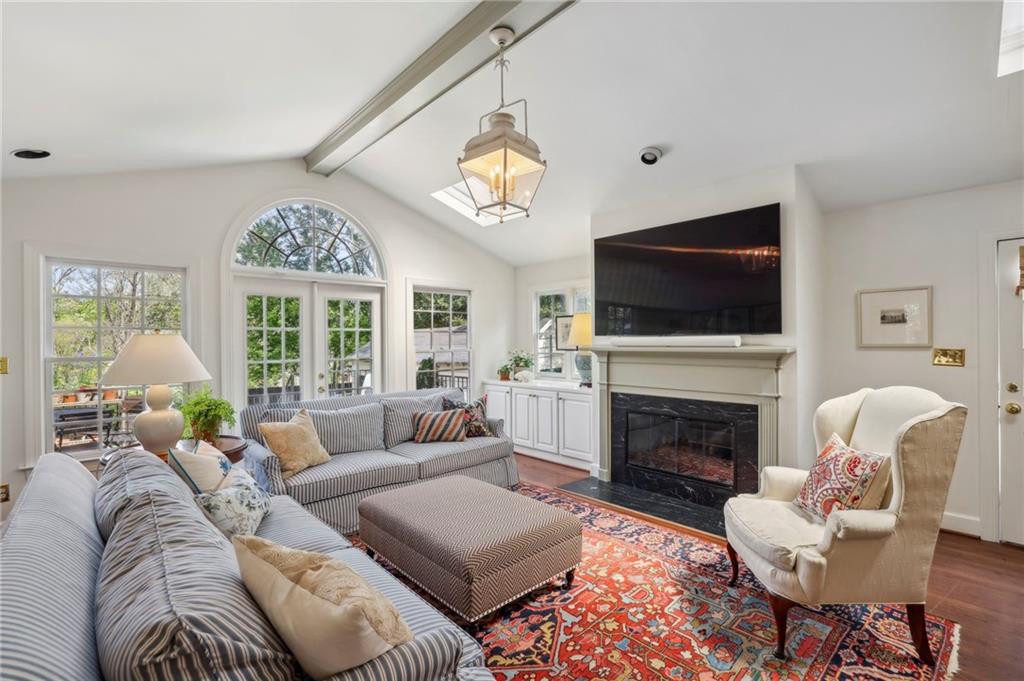 1922 Greystone Road NW