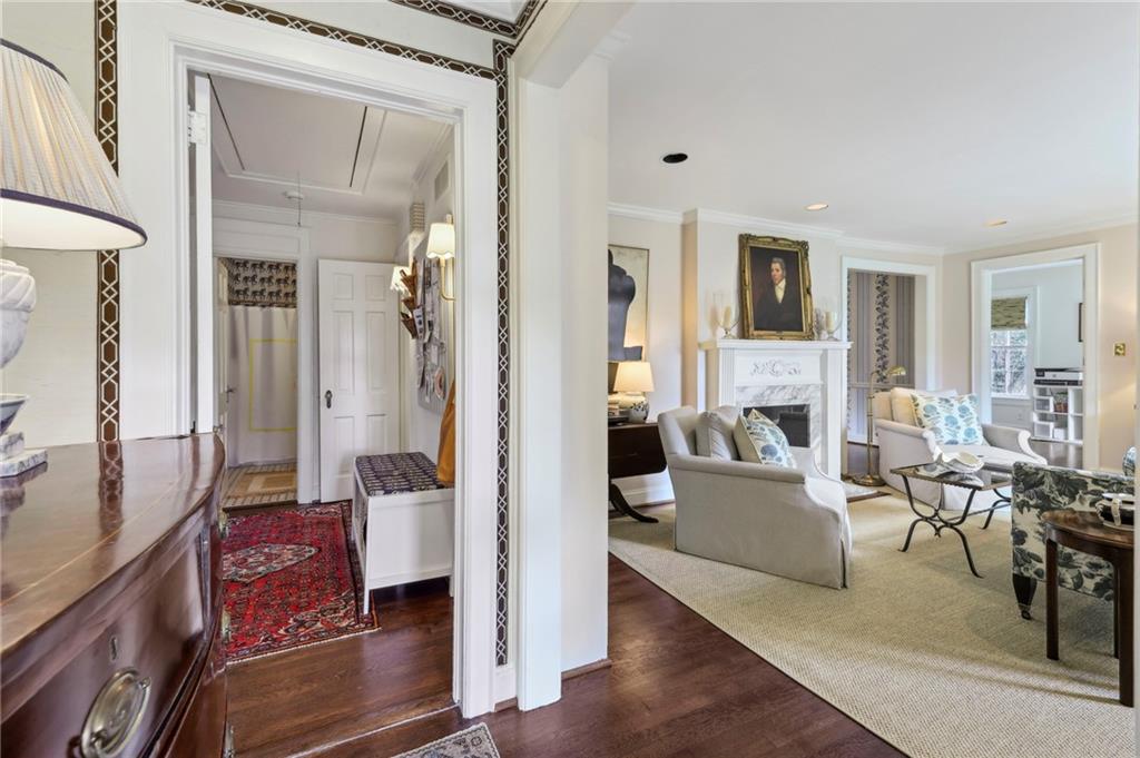 1922 Greystone Road NW