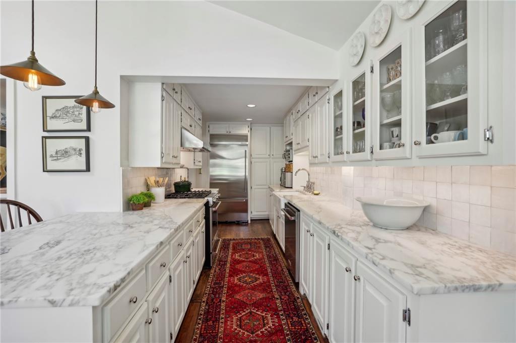 1922 Greystone Road NW