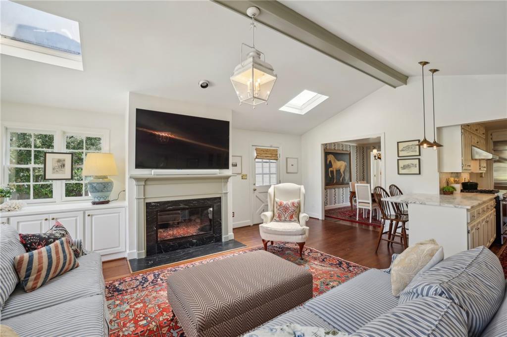 1922 Greystone Road NW