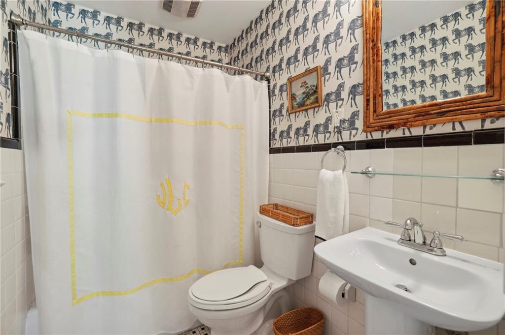 1922 Greystone Road NW