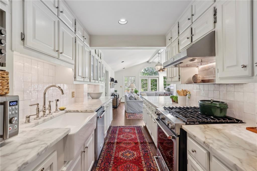 1922 Greystone Road NW