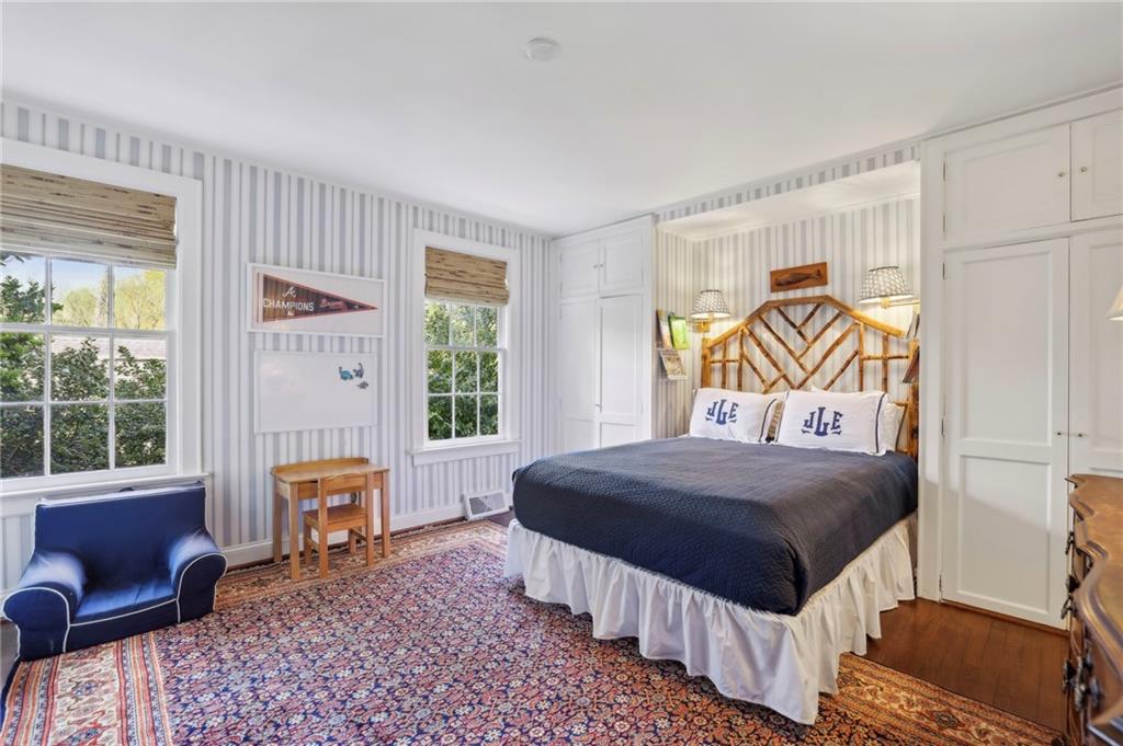 1922 Greystone Road NW