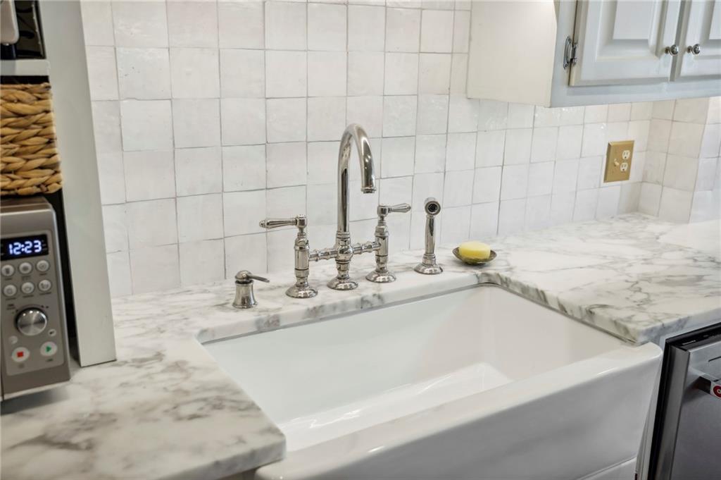 1922 Greystone Road NW