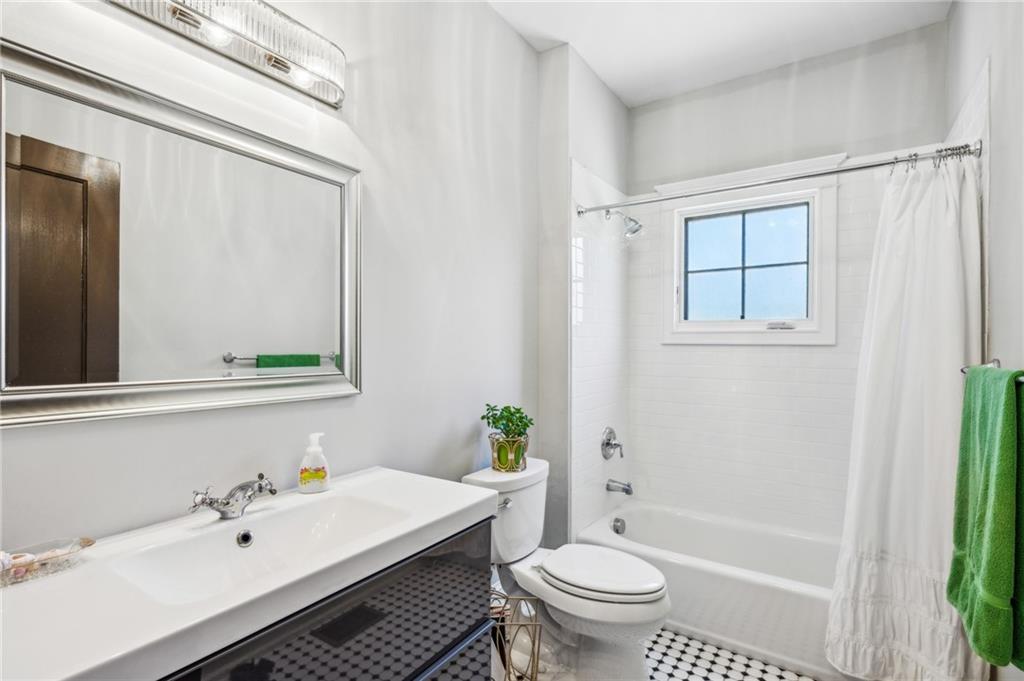 196 E Wesley Road NE