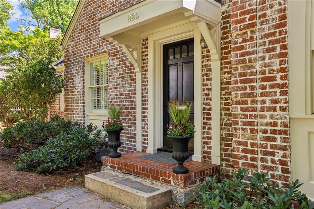 225 Huntington Road NE