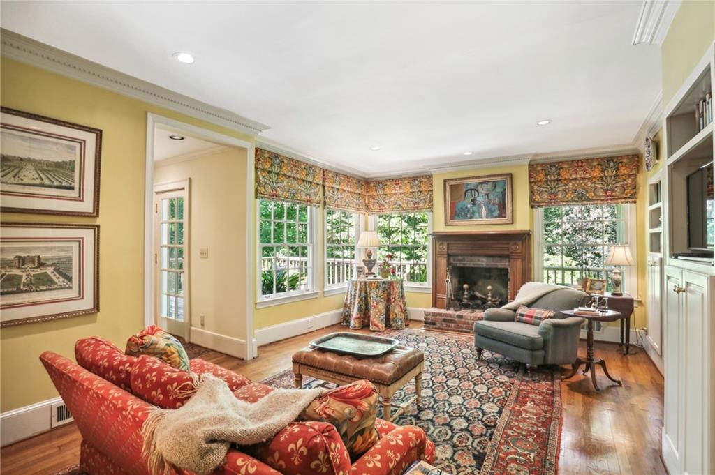 2426 Woodward Way NW