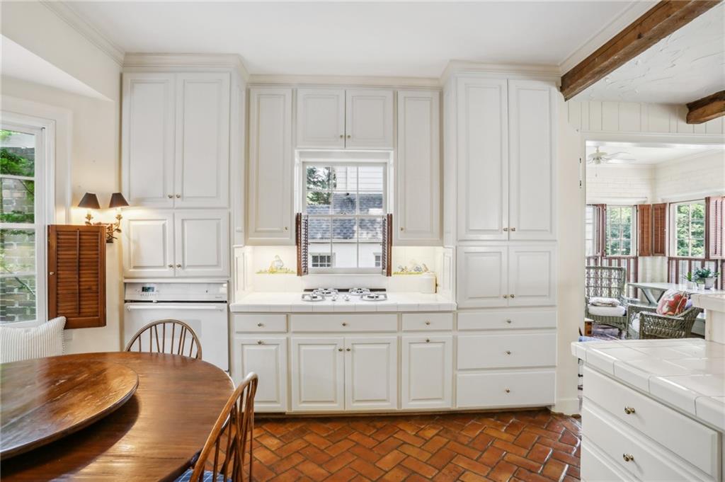 2395 Dellwood Drive NW