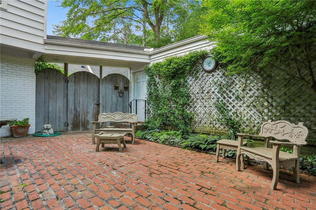 2395 Dellwood Drive NW