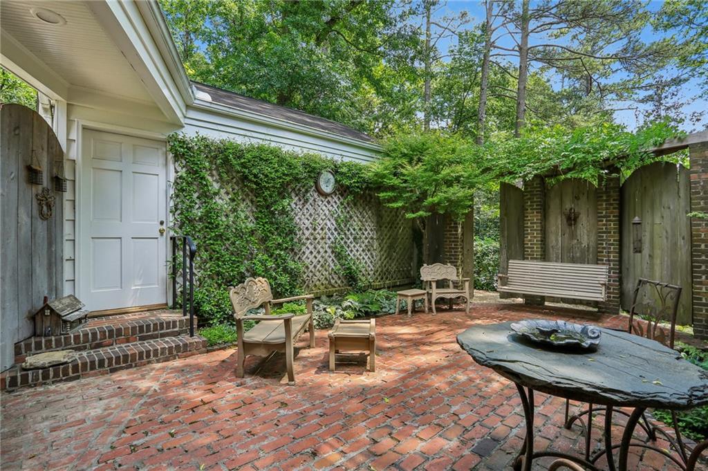 2395 Dellwood Drive NW