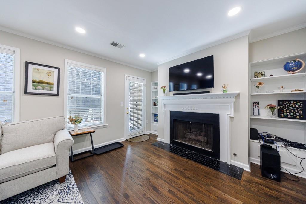 528 Woodbridge Hollow Court NE