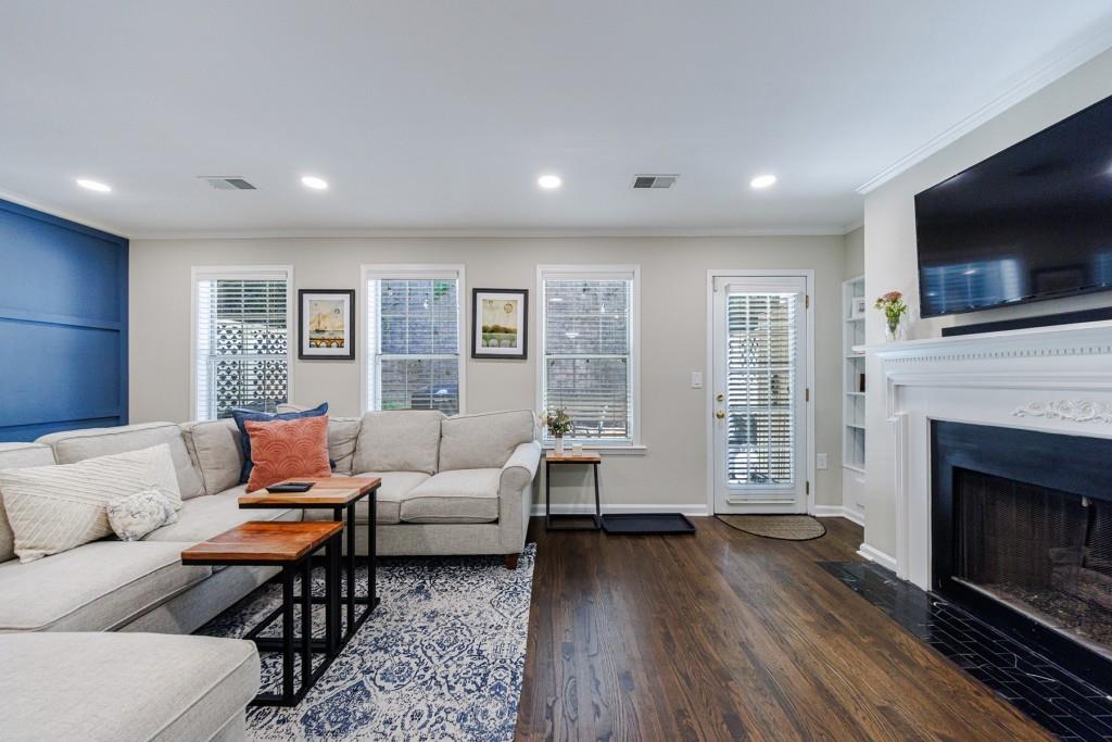 528 Woodbridge Hollow Court NE