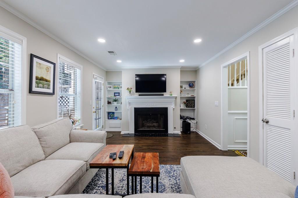 528 Woodbridge Hollow Court NE