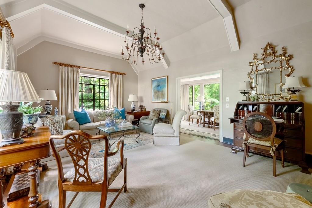 382 Brentwood Drive NE