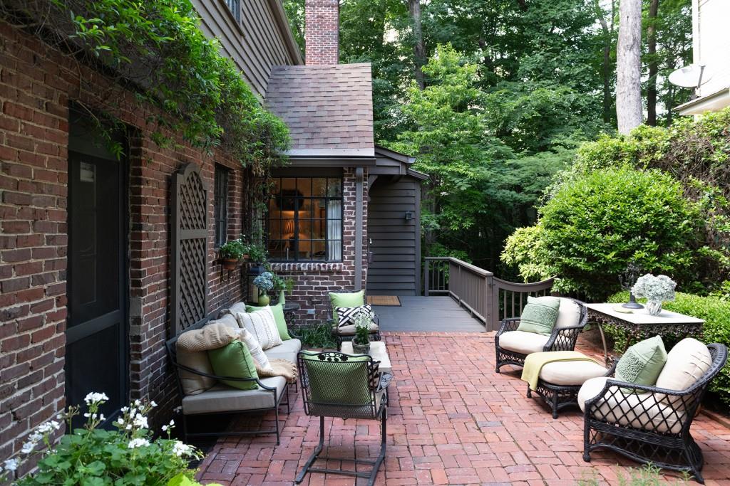 382 Brentwood Drive NE