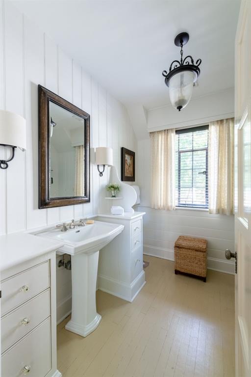 382 Brentwood Drive NE