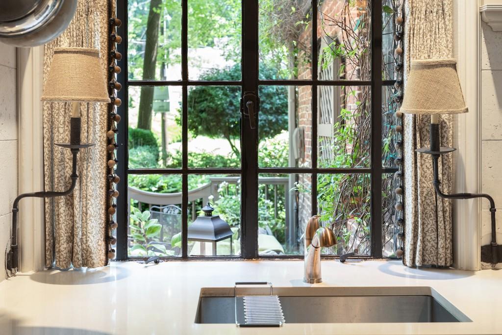 382 Brentwood Drive NE