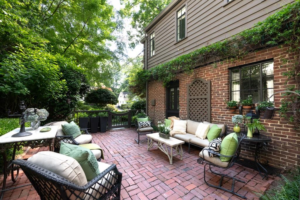 382 Brentwood Drive NE