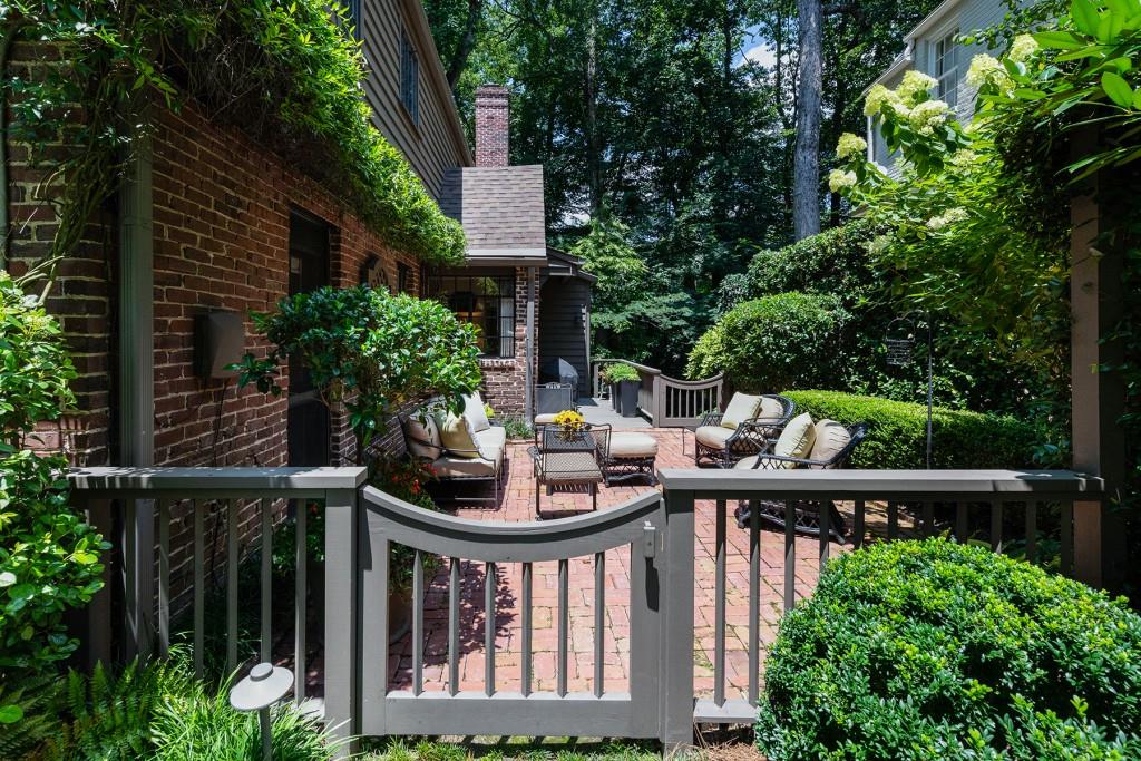 382 Brentwood Drive NE