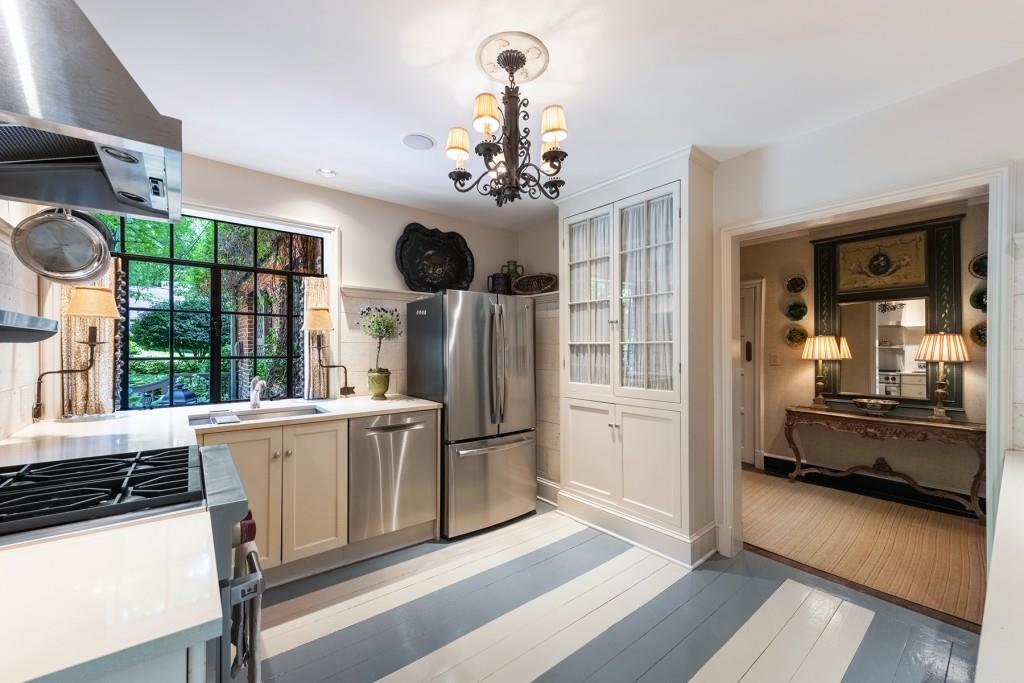 382 Brentwood Drive NE