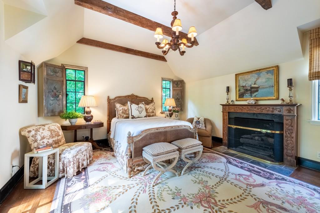 382 Brentwood Drive NE