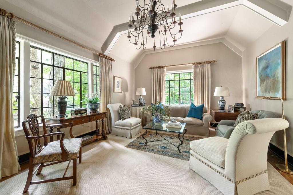 382 Brentwood Drive NE