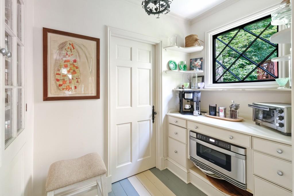 382 Brentwood Drive NE