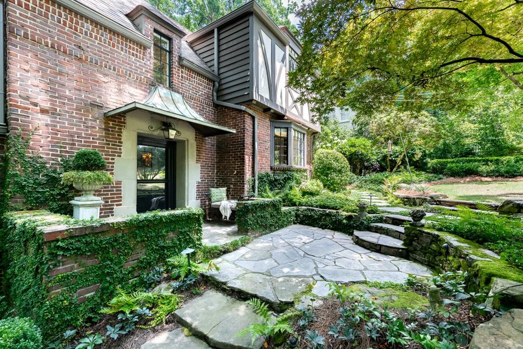 382 Brentwood Drive NE