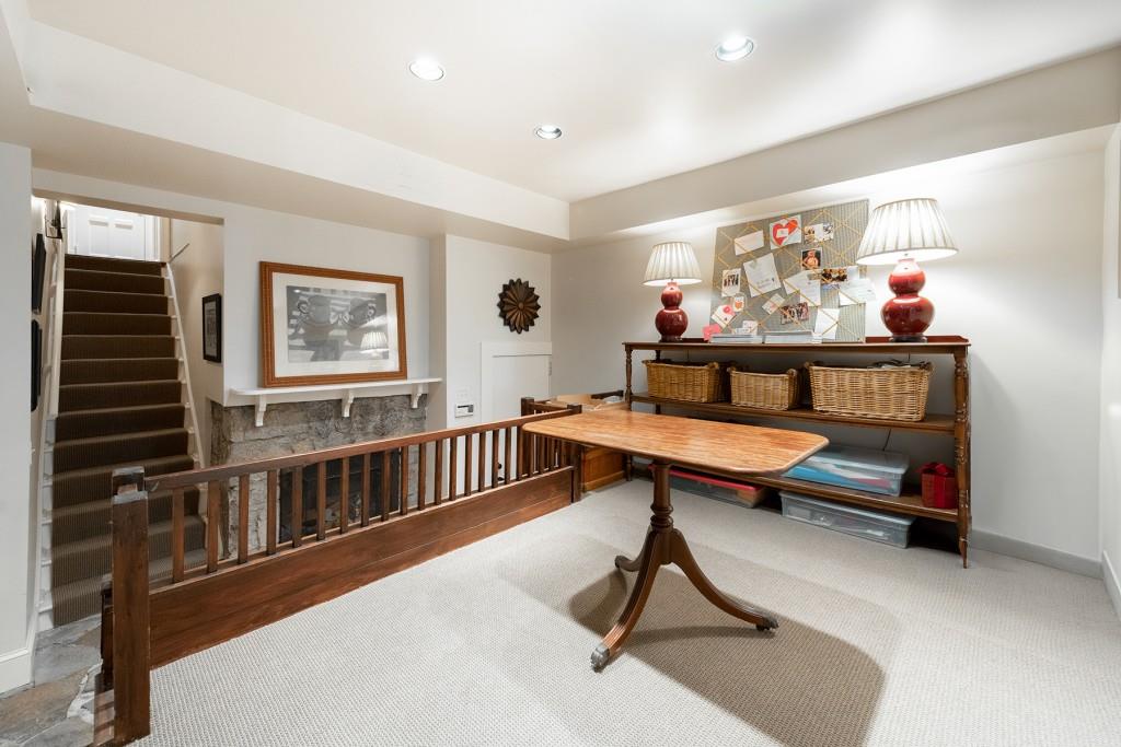 382 Brentwood Drive NE