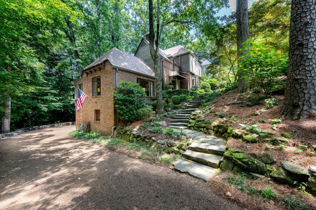 382 Brentwood Drive NE