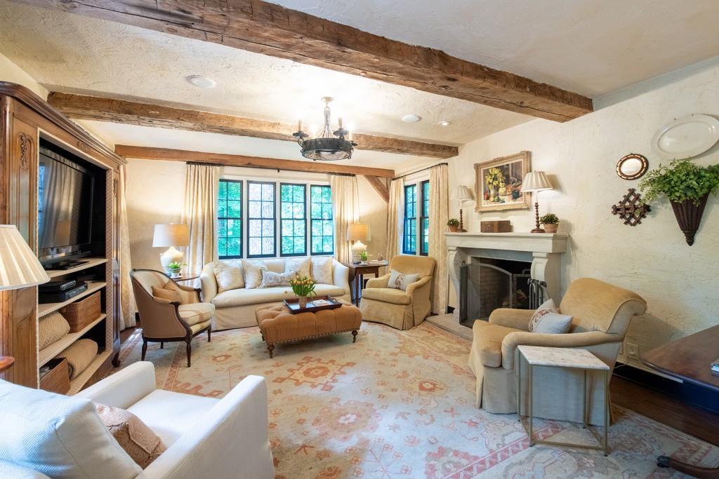 382 Brentwood Drive NE