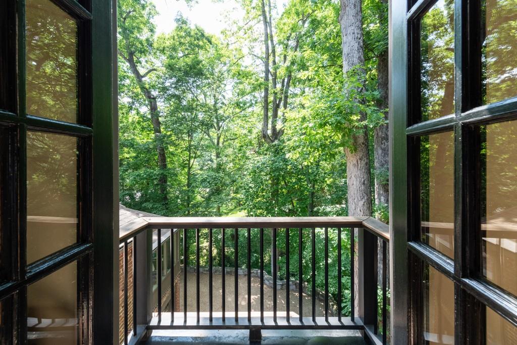 382 Brentwood Drive NE