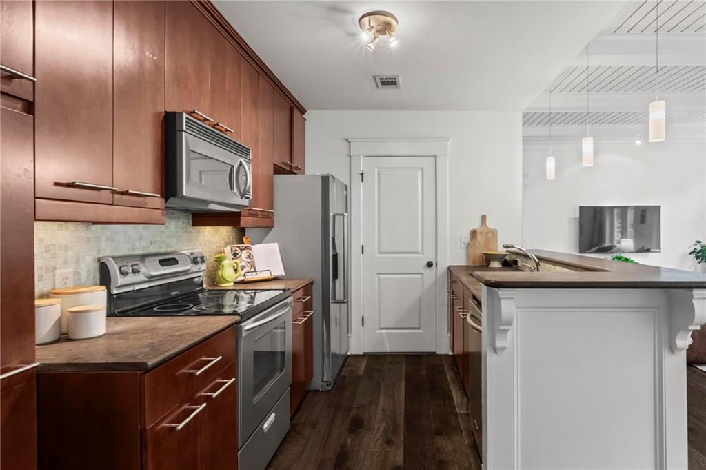 1872 Gordon Manor NE Unit 208