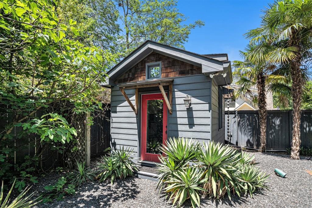 658 Cresthill Avenue NE