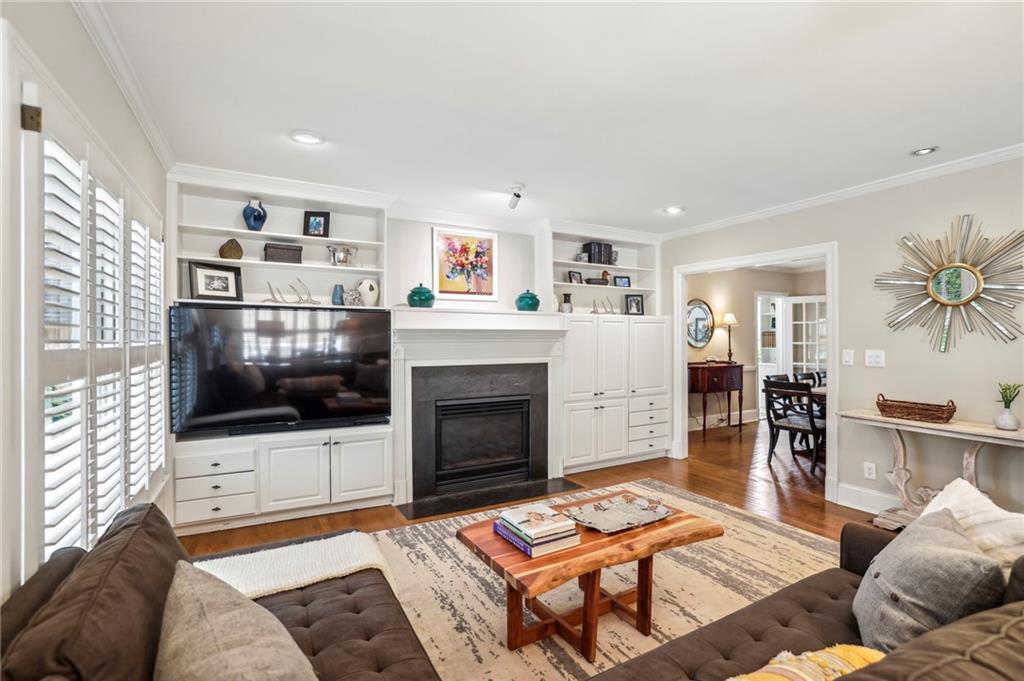 807 Longwood Drive NW