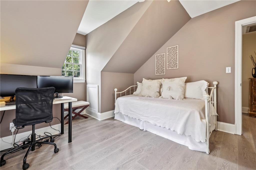 807 Longwood Drive NW