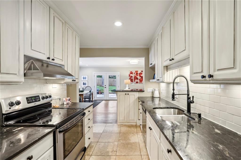 807 Longwood Drive NW