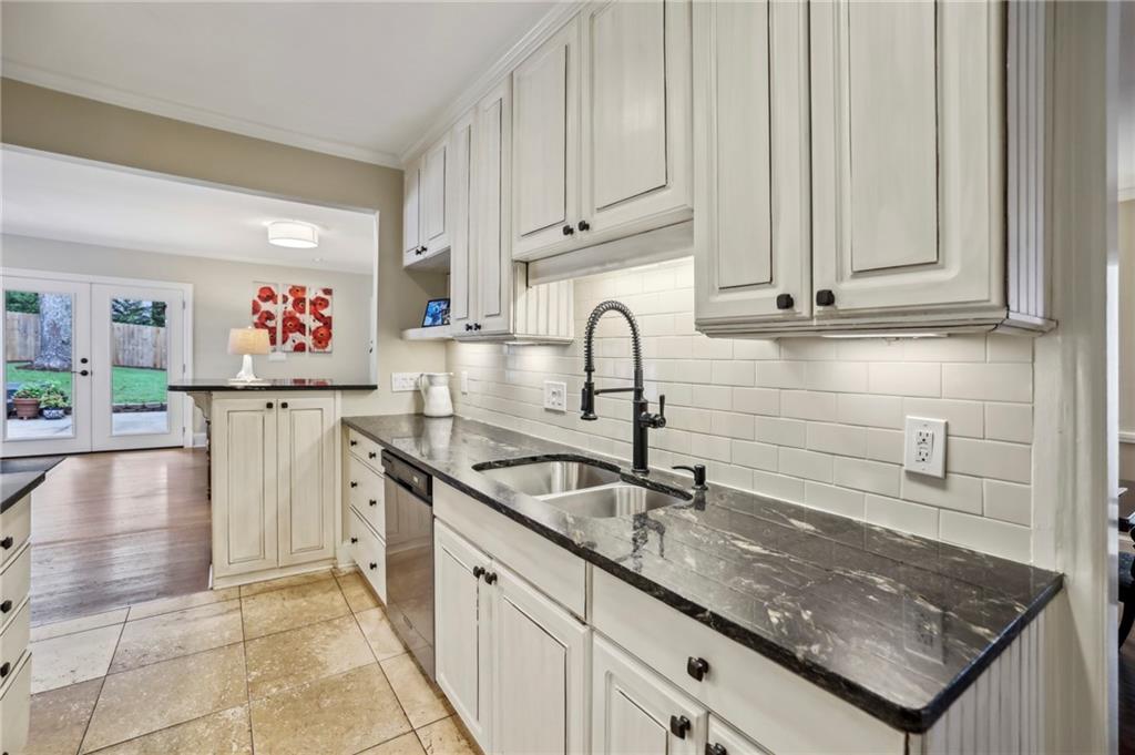 807 Longwood Drive NW