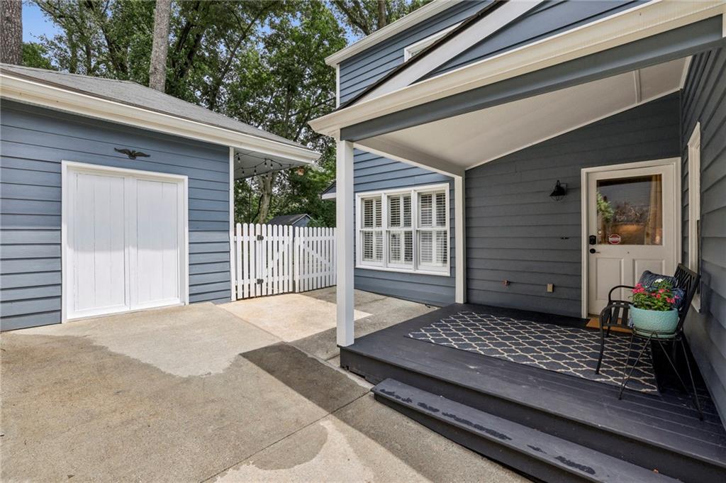 807 Longwood Drive NW