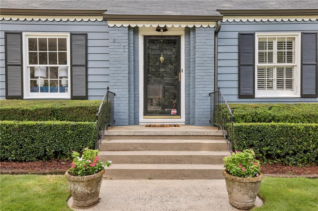 807 Longwood Drive NW