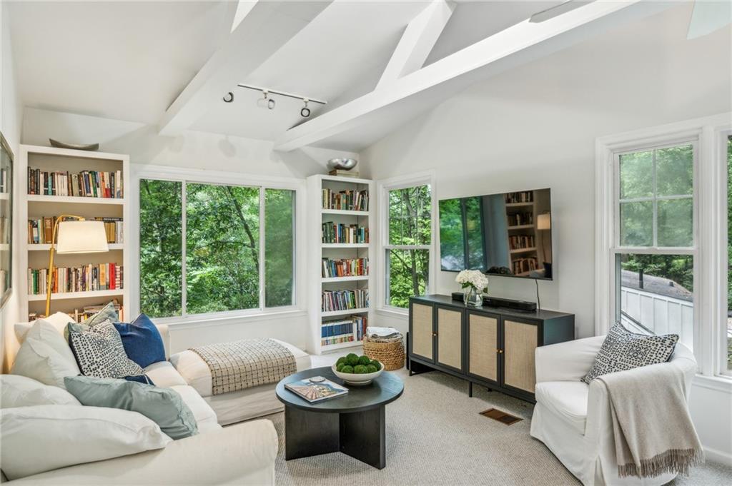 2633 Ridgemore Road NW