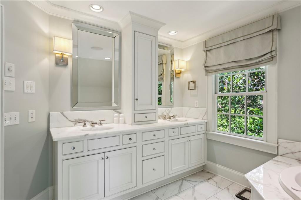 525 Broadland Road NW