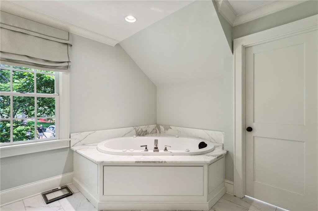 525 Broadland Road NW