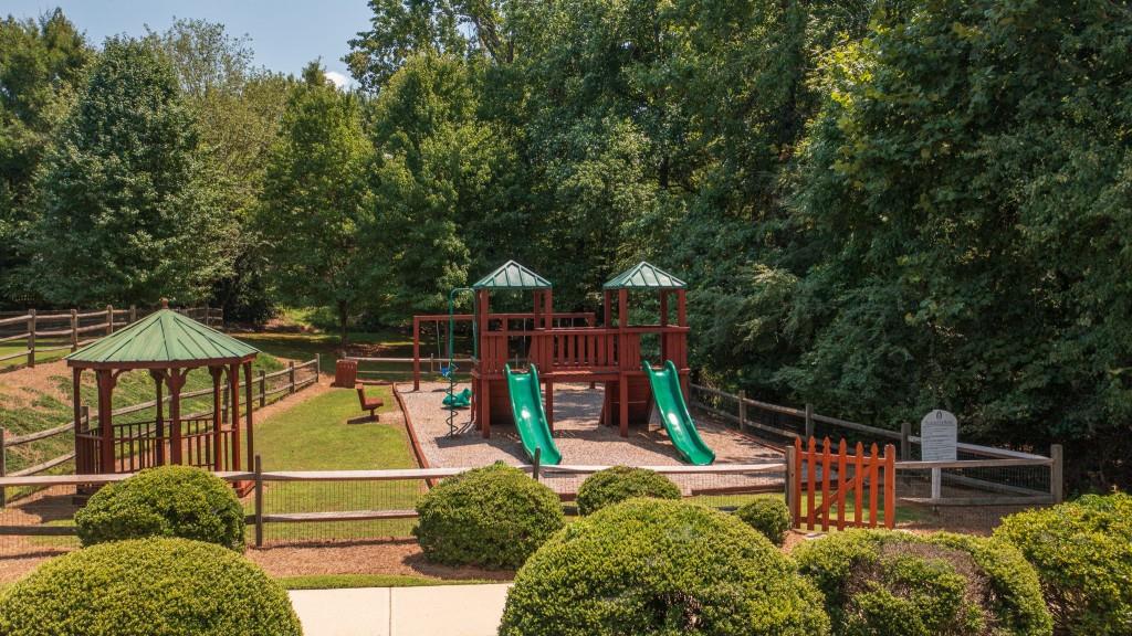 3158 Kirkwood Drive NW