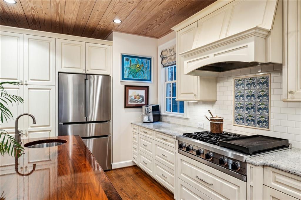 6 Brookhaven Drive NE