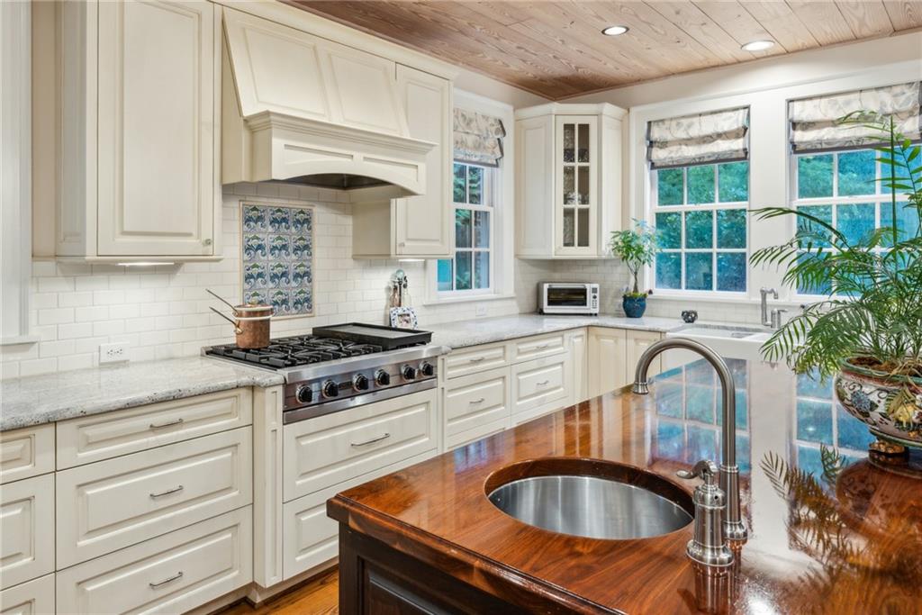 6 Brookhaven Drive NE